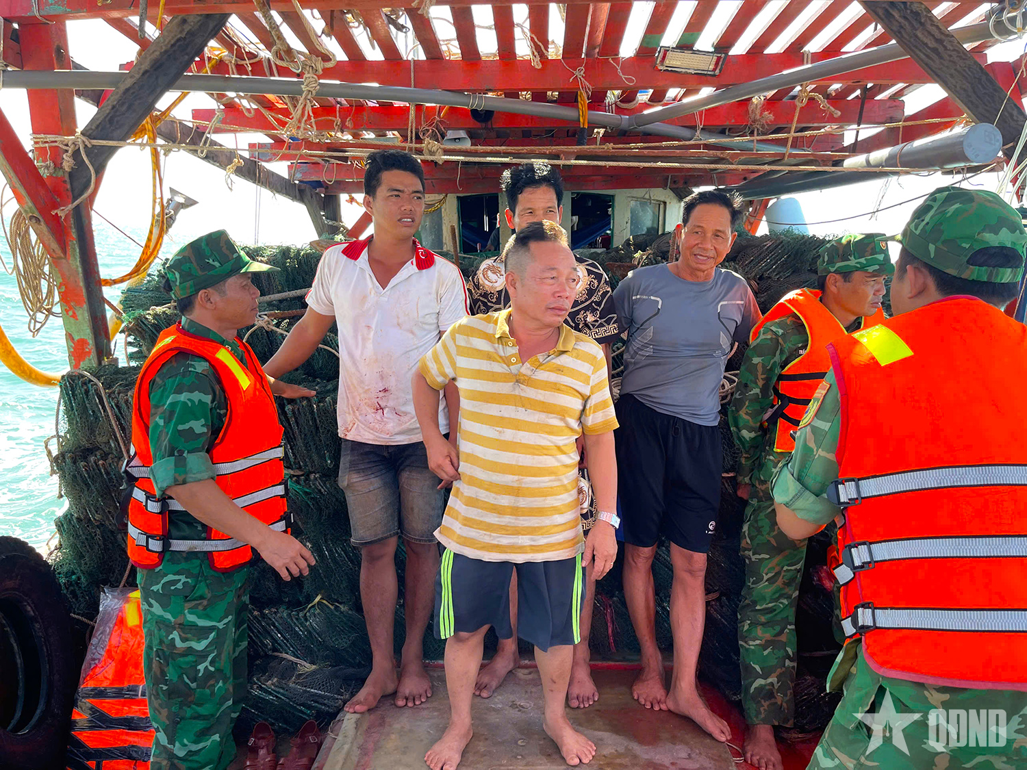 Cà Mau: Đồn Biên phòng Gành Hào kịp thời cứu nạn 4 thuyền viên và sà lan bị nạn trên biển

